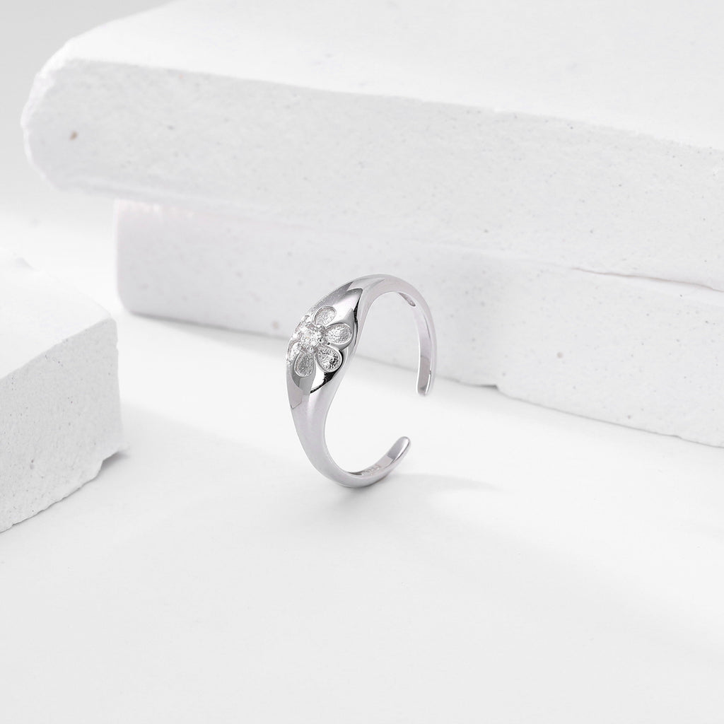 Versatile S925 sterling silver ring with sparkling diamonds and a small floral design