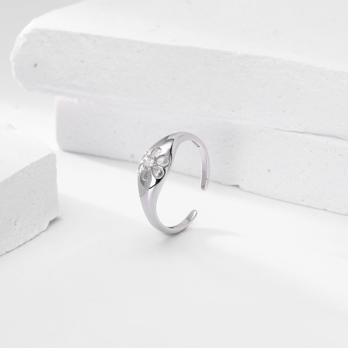 Versatile S925 sterling silver ring with sparkling diamonds and a small floral design