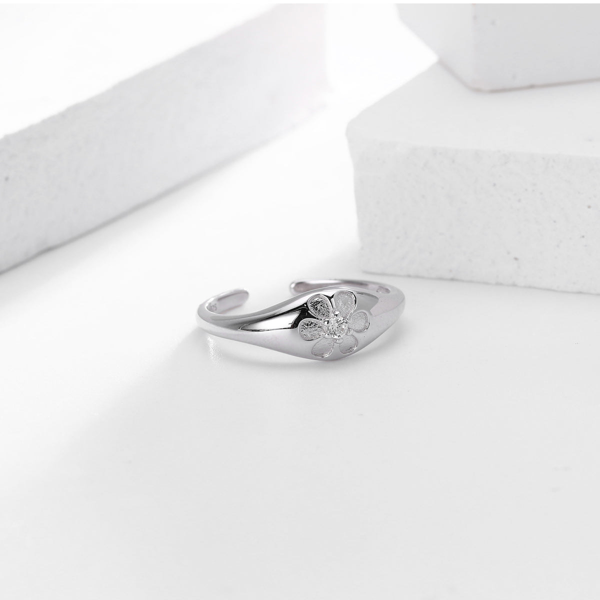 Versatile S925 sterling silver ring with sparkling diamonds and a small floral design