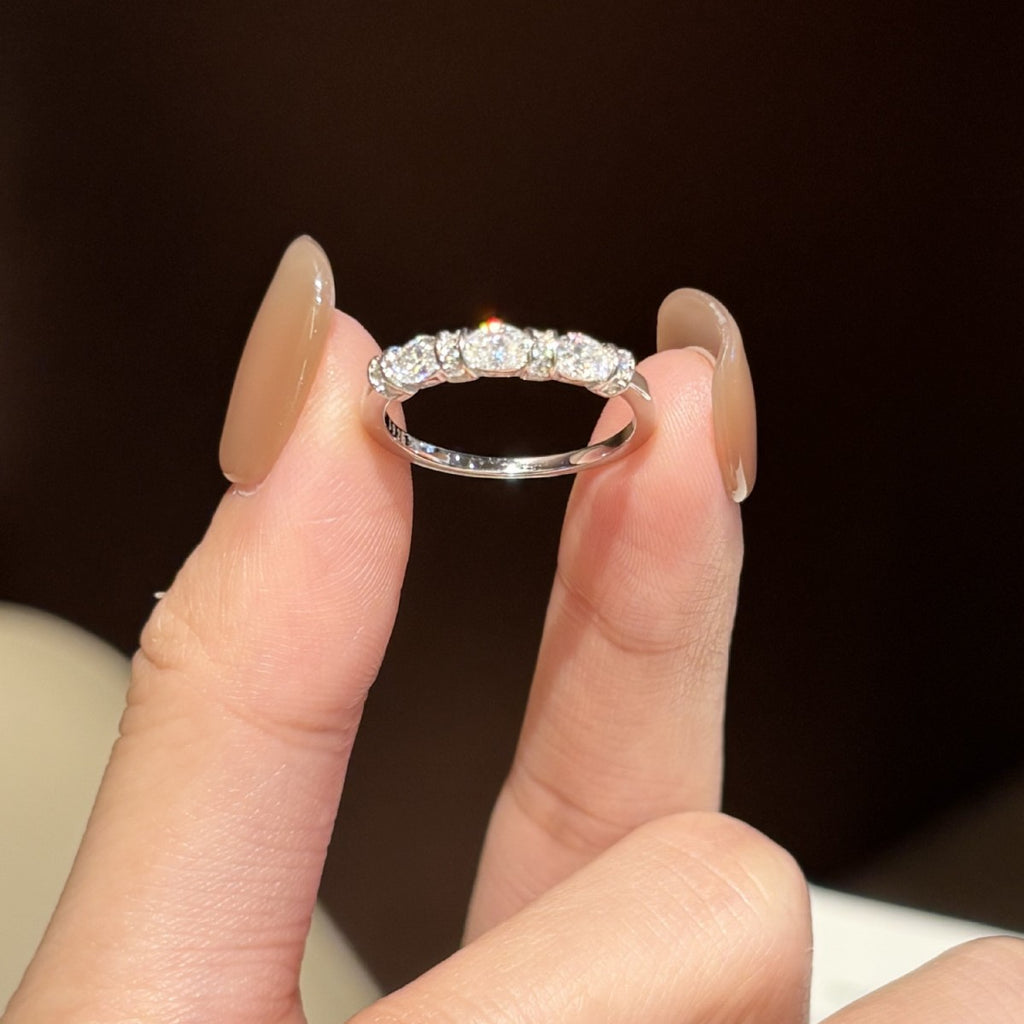 S925 Sterling Silver Closed-Band Oval Moissanite Ring