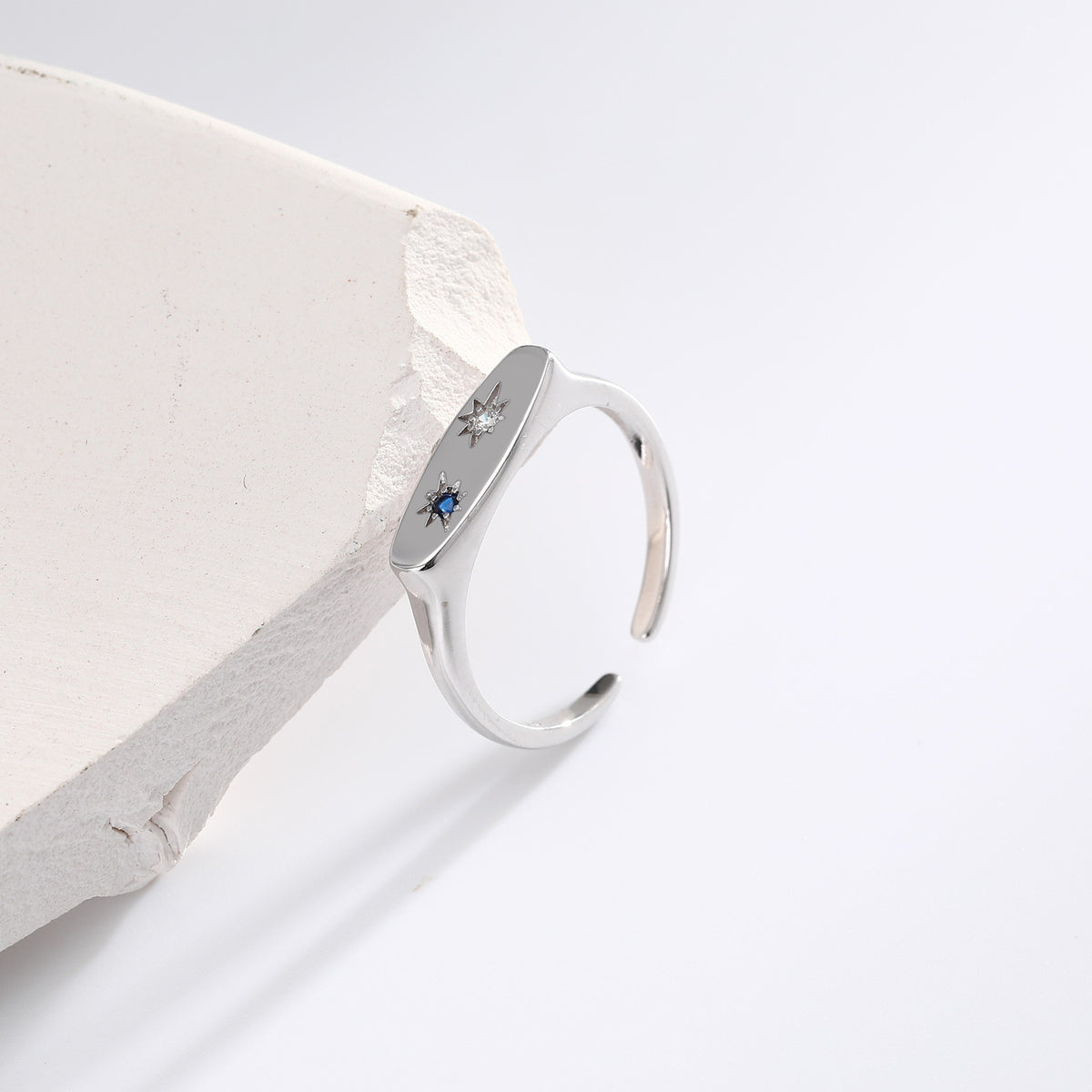 Popular S925 sterling silver rings in Europe and America, featuring niche designs