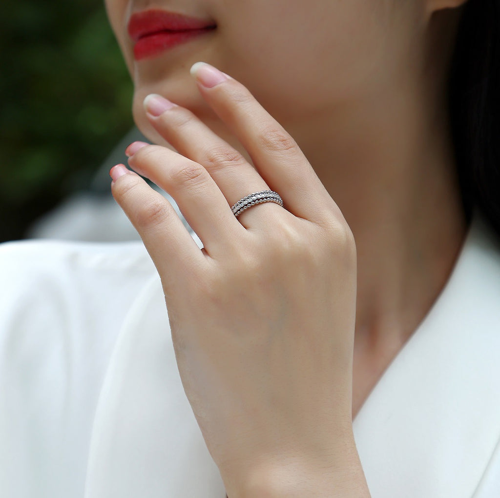 Autumn Stroll Moissanite Closed-Band Ring – detail view 3