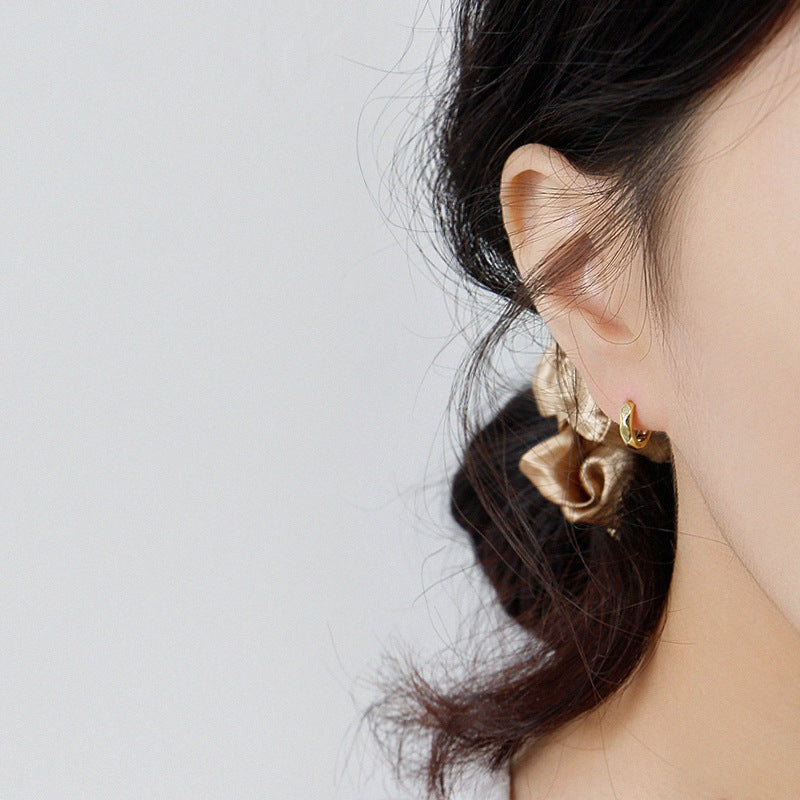 Minimalist Plain Huggie Hoop Earrings – detail view 3