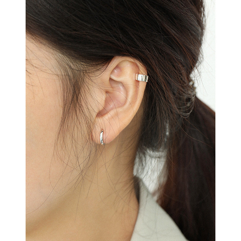 Classic Huggie Hoop Earrings – detail view 3