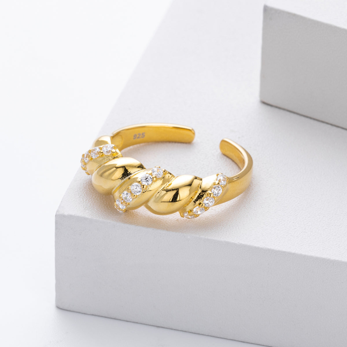 Croissant Braid Zirconia Ring – detail view 3
