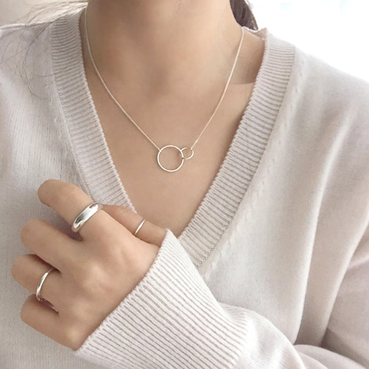 Interlocking Double Circle Necklace – detail view 3
