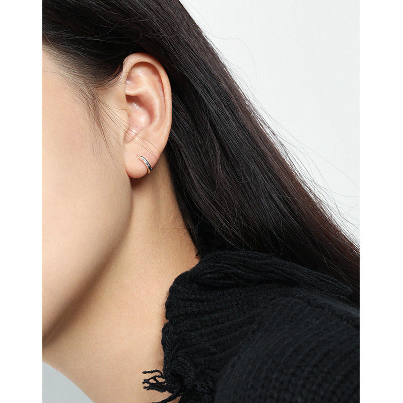 Two-Tone Geometric Huggie Hoop Earrings – detail view 3