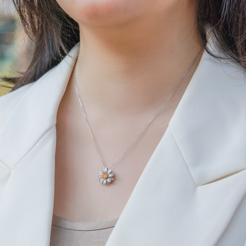 Gold-Plated Daisy Pendant Necklace – detail view 3