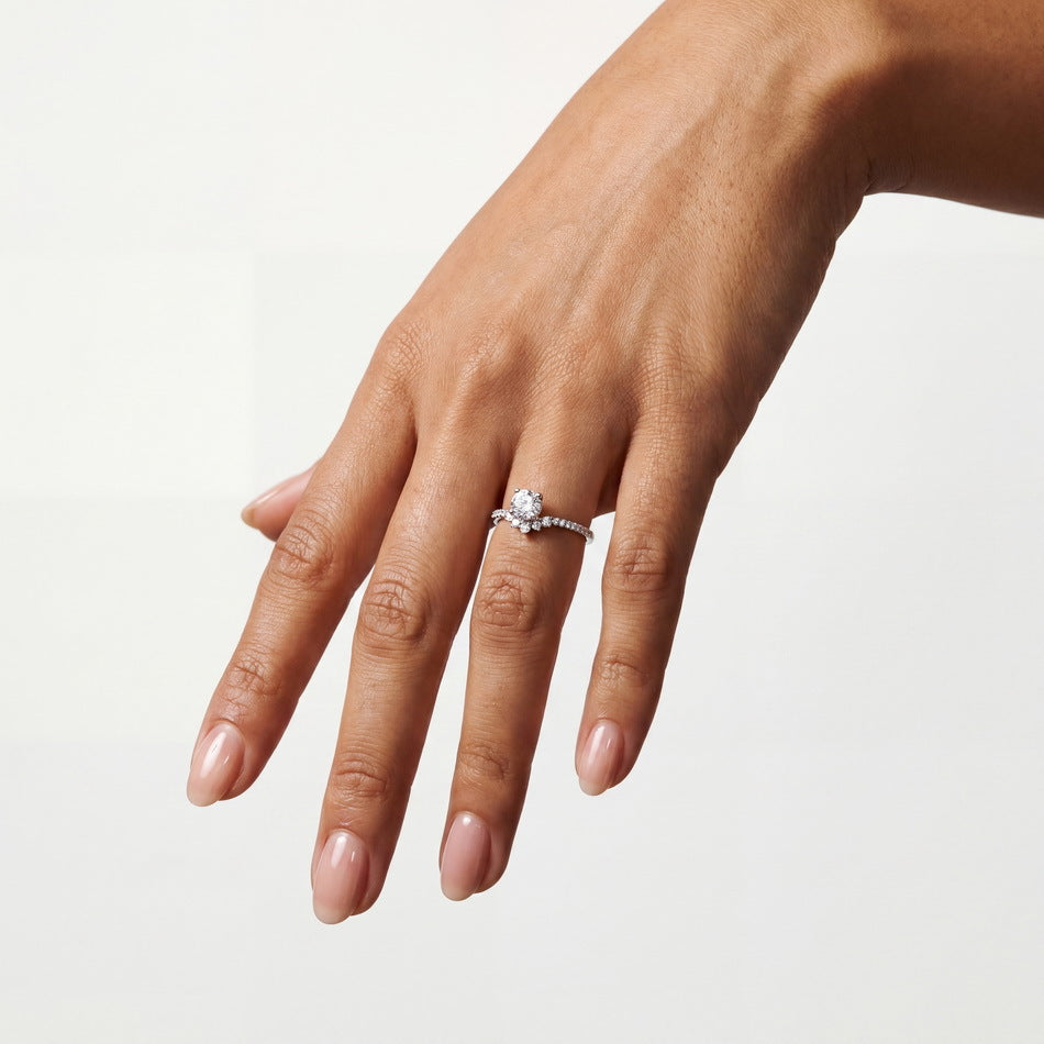 Round Lab Grown Diamond Graduated Ring – detail view 3