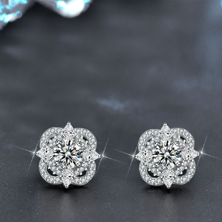 925 Sterling Silver Four-Leaf Clover Stud Earrings — Stylish & Sophisticated Moissanite