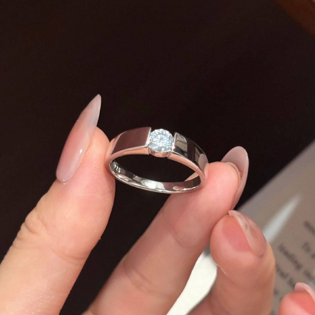S925 Silver Classic Moissanite Ring with a Smooth Finish