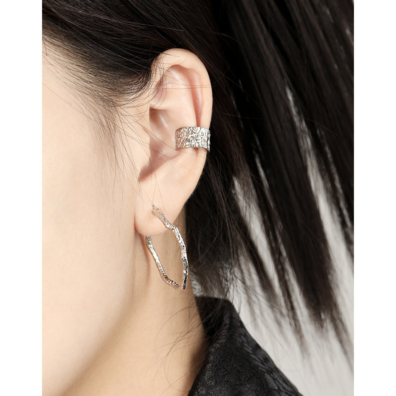 Organic Branch Texture Oval Hoop Earrings – detail view 3