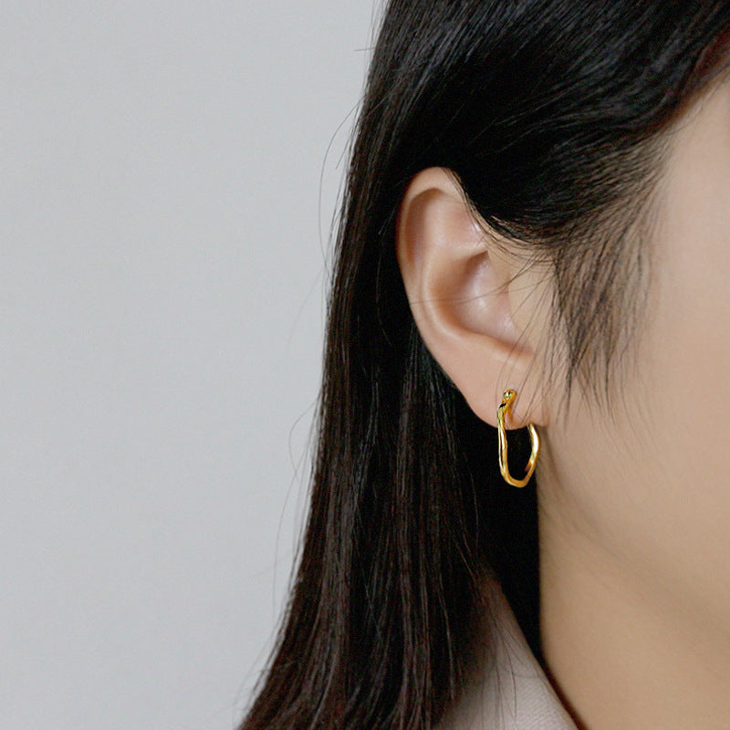Minimalist Irregular Oval Hoop Earrings – detail view 3