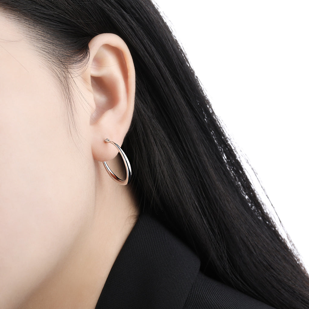 Minimalist Oval Hoop Earrings – detail view 3