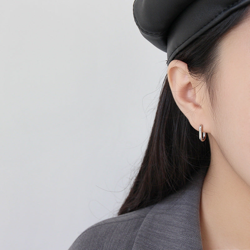 Minimalist Rounded Rectangle Hoop Earrings – detail view 3