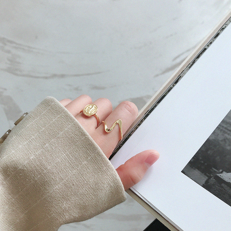 Minimalist Wave Ring – detail view 3