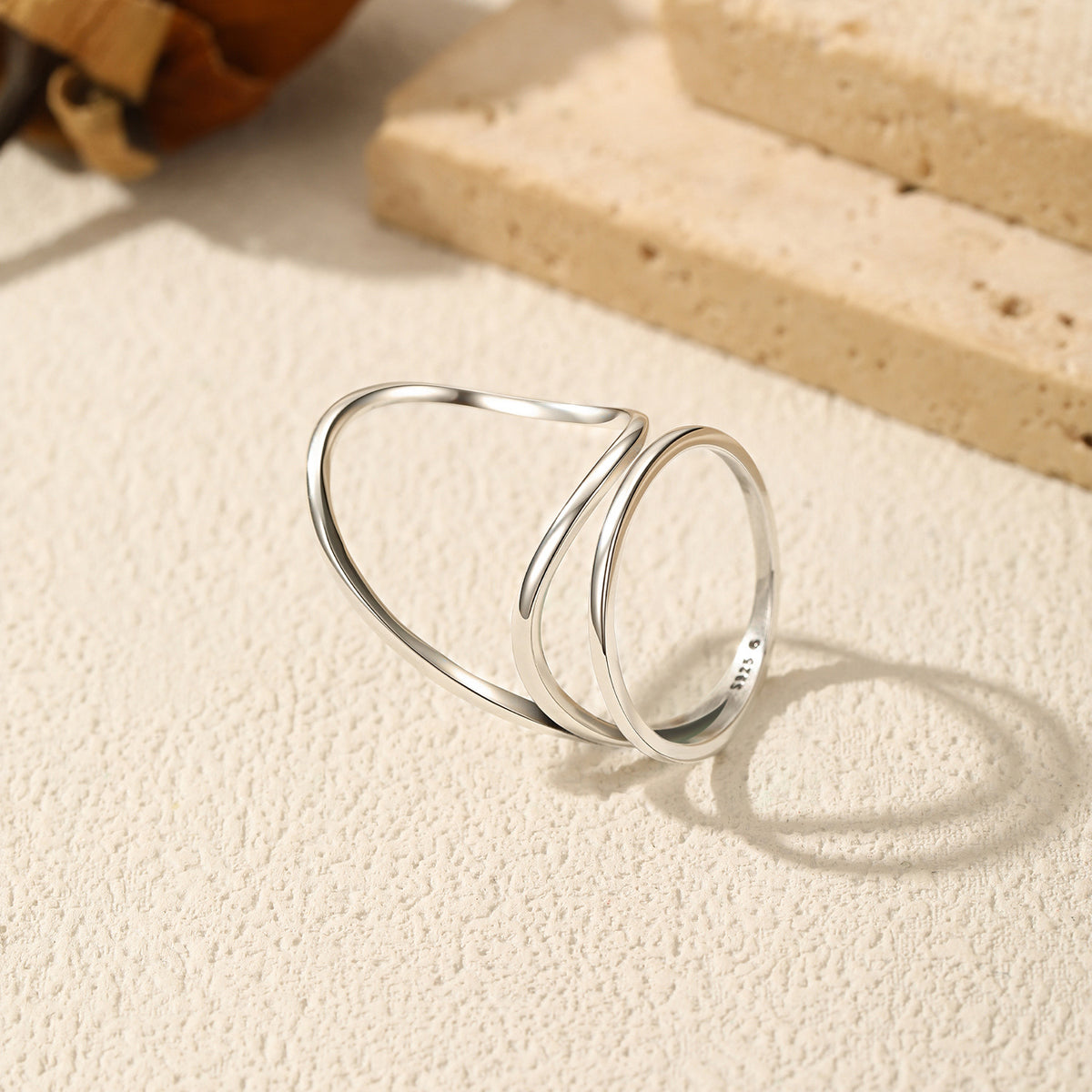 Irregular Geometric Plain Band Ring – detail view 3