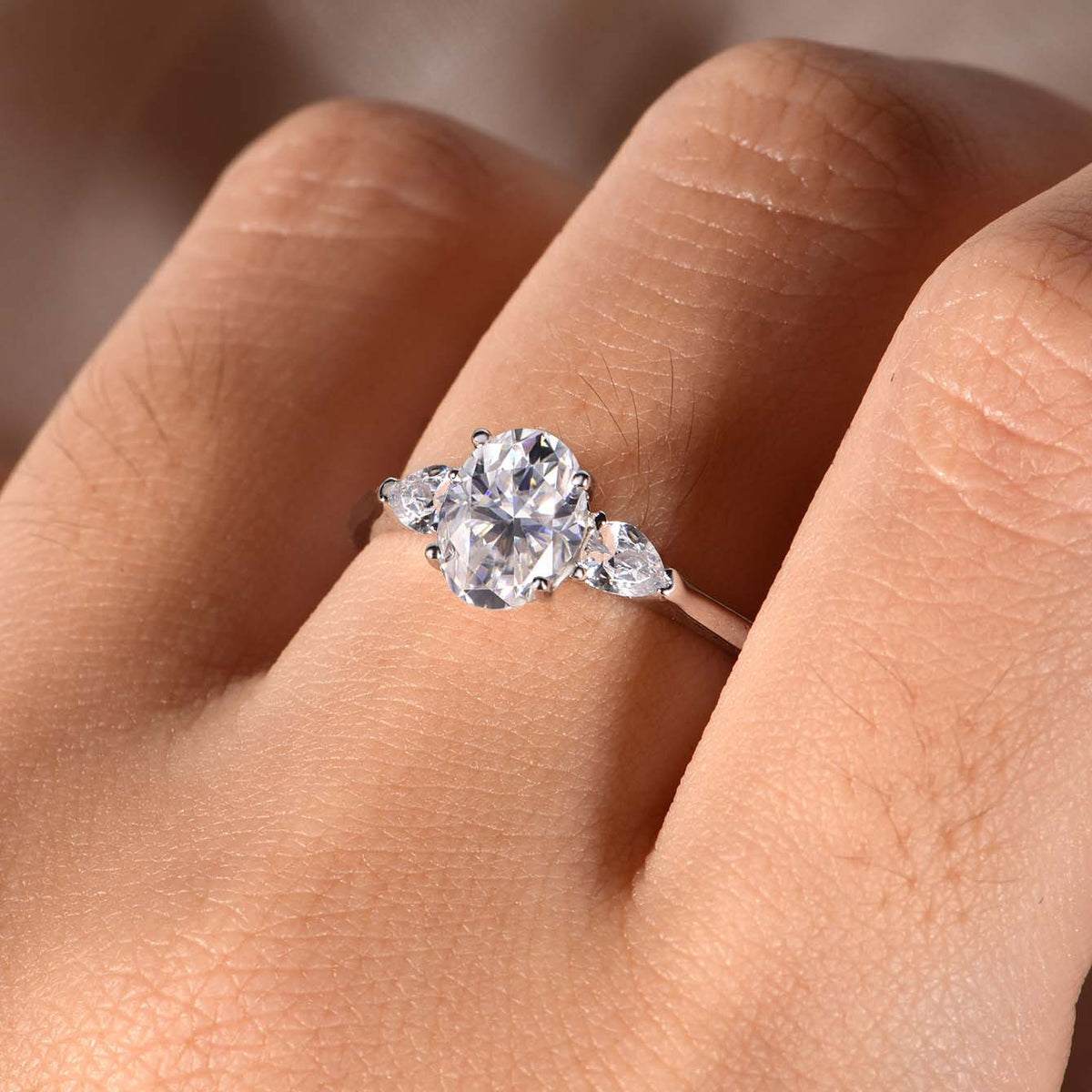 Oval Moissanite Heart Accent Ring – detail view 3
