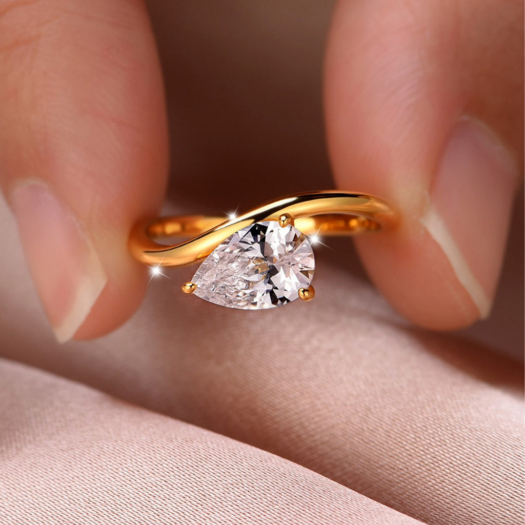 Pear Cut Moissanite Solitaire Ring – detail view 3