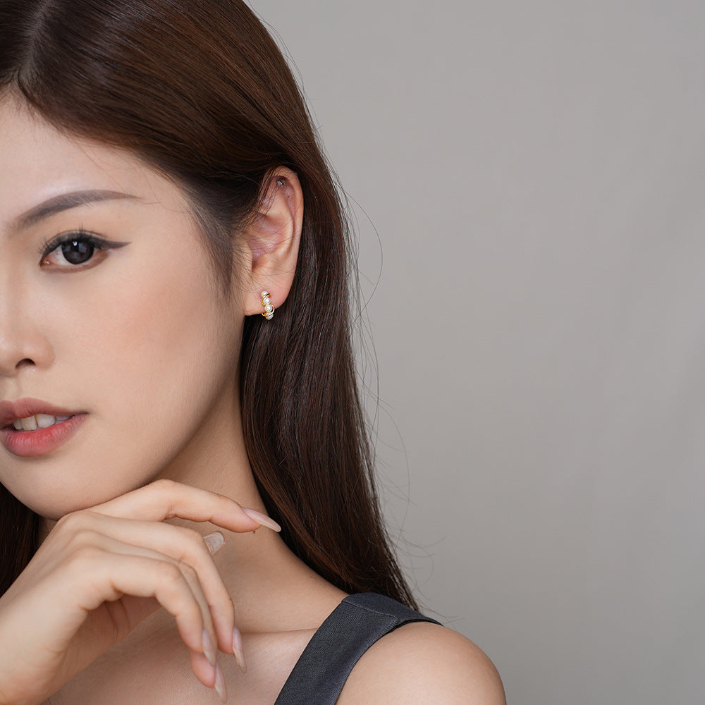 Pearl Stud Earrings – detail view 3