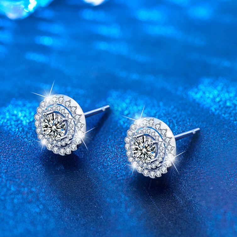 Round 4.5mm Moissanite Stud Earrings – image 5