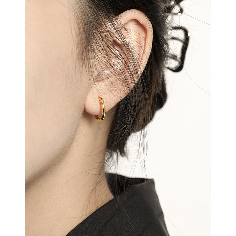 Minimalist Rounded Wide Hoop Earrings – detail view 3