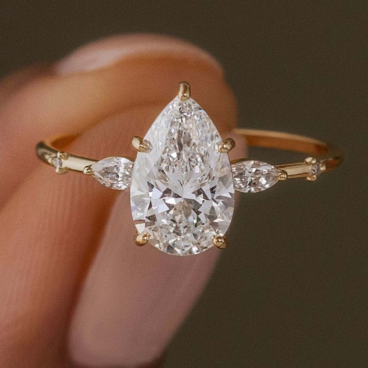 Water Drop Moissanite Engagement Ring – detail view 3