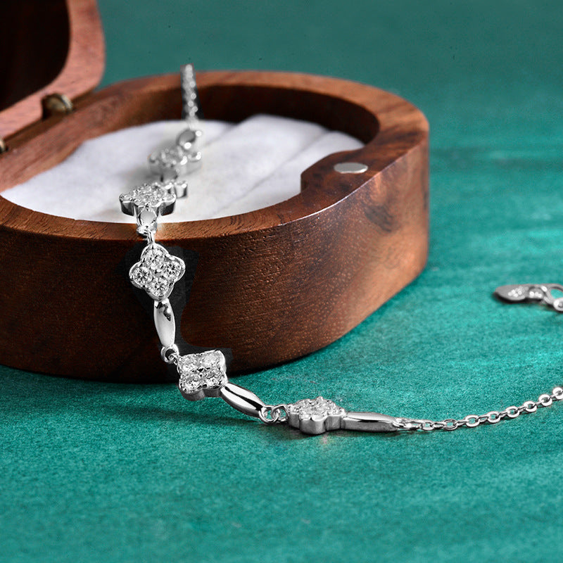 Clover Link Moissanite Bracelet – detail view 3