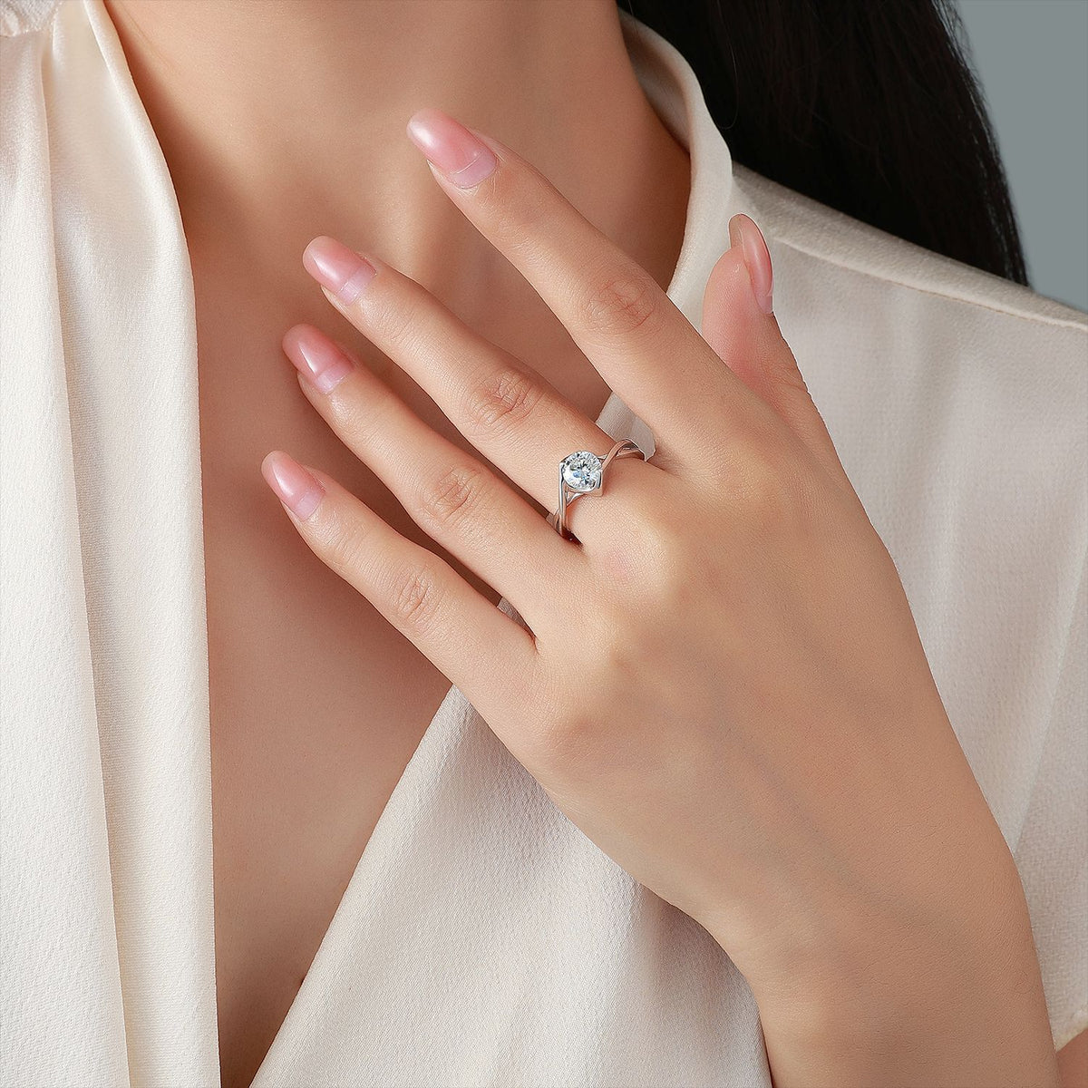 Round Moissanite Engagement Ring – detail view 3