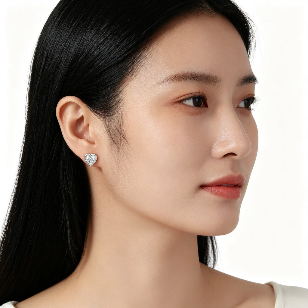 Love Moissanite Stud Earrings – detail view 3