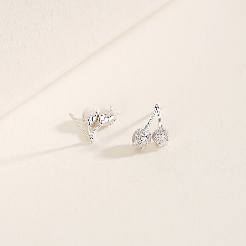 Minimalist Tulip Stud Earrings – detail view 3