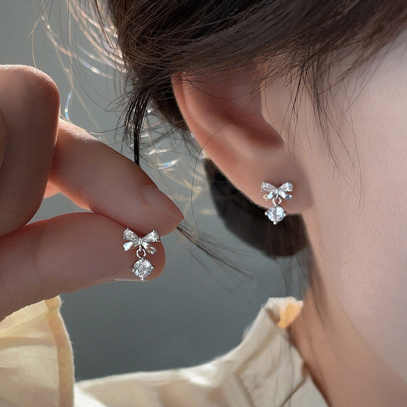 Moissanite Bow Stud Earrings – detail view 3