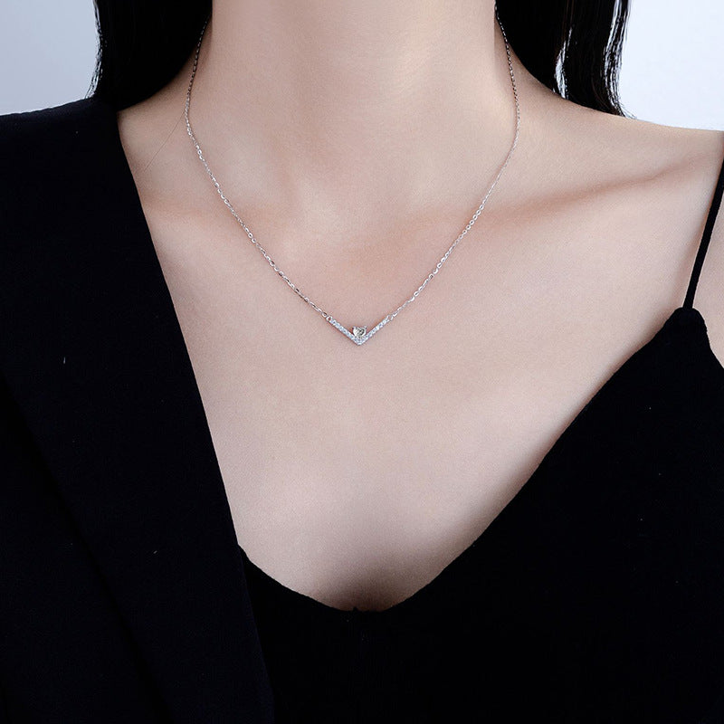 Moissanite V-Shaped Heart Necklace – detail view 3