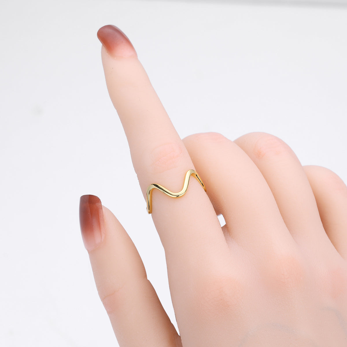Simple Wavy Line Open Ring – detail view 3