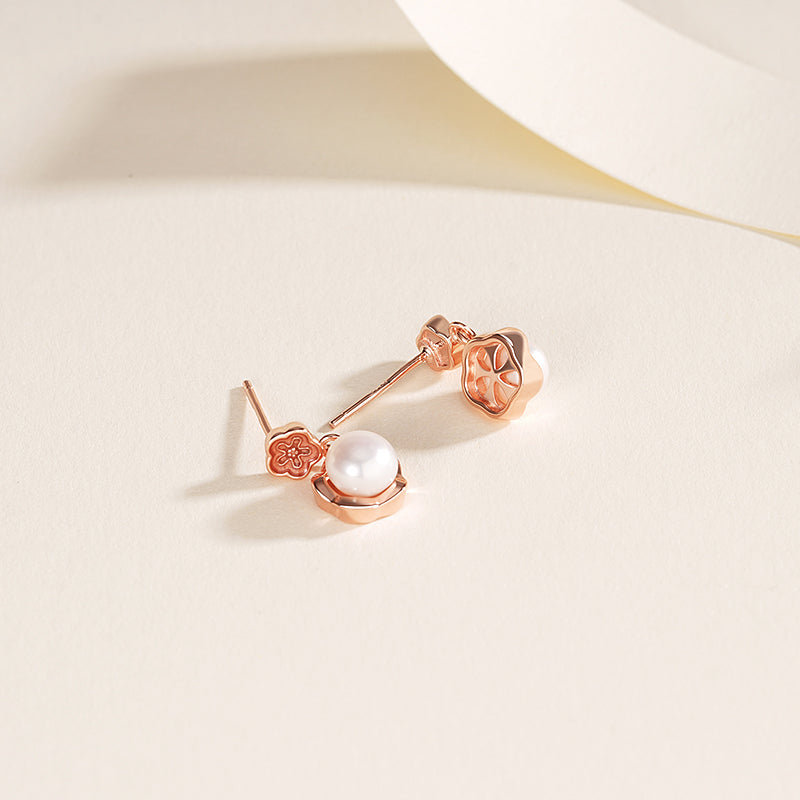 Freshwater Pearl Flower Stud Earrings – detail view 3