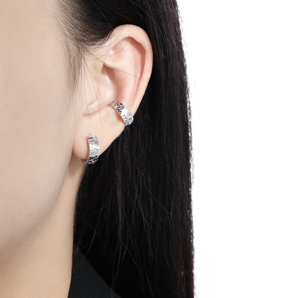 Scale Textured Huggie Hoop Earrings – detail view 3