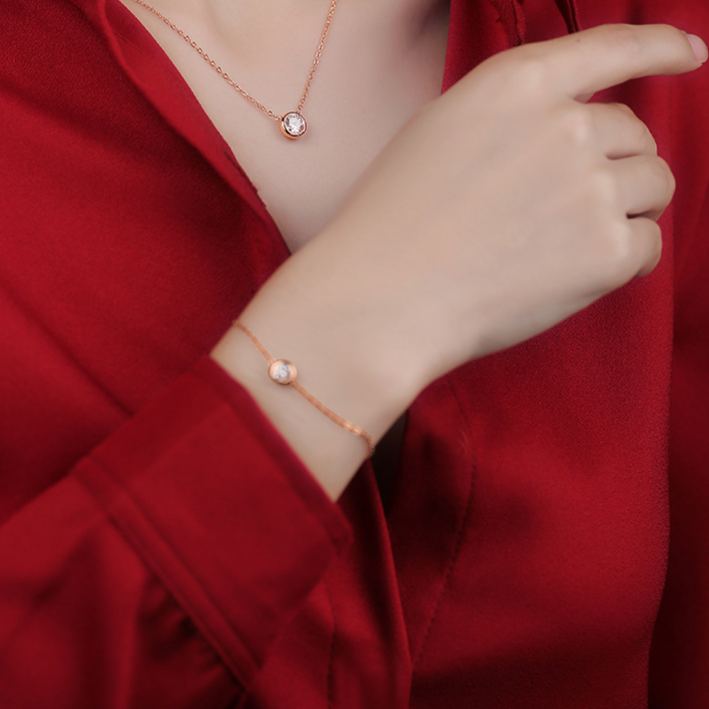 Sensing Bubbles Moissanite Bracelet – detail view 3