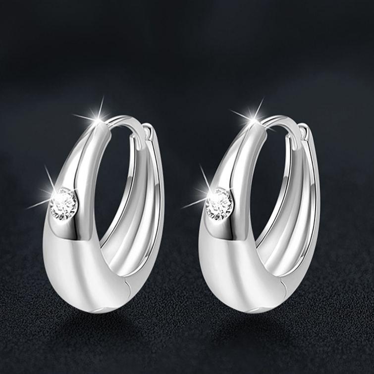 Oval Hoop Earrings with Moissanite