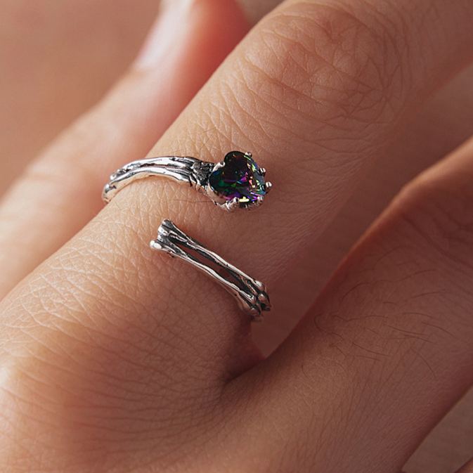 Skeleton Hand and Heart Open Ring – detail view 3