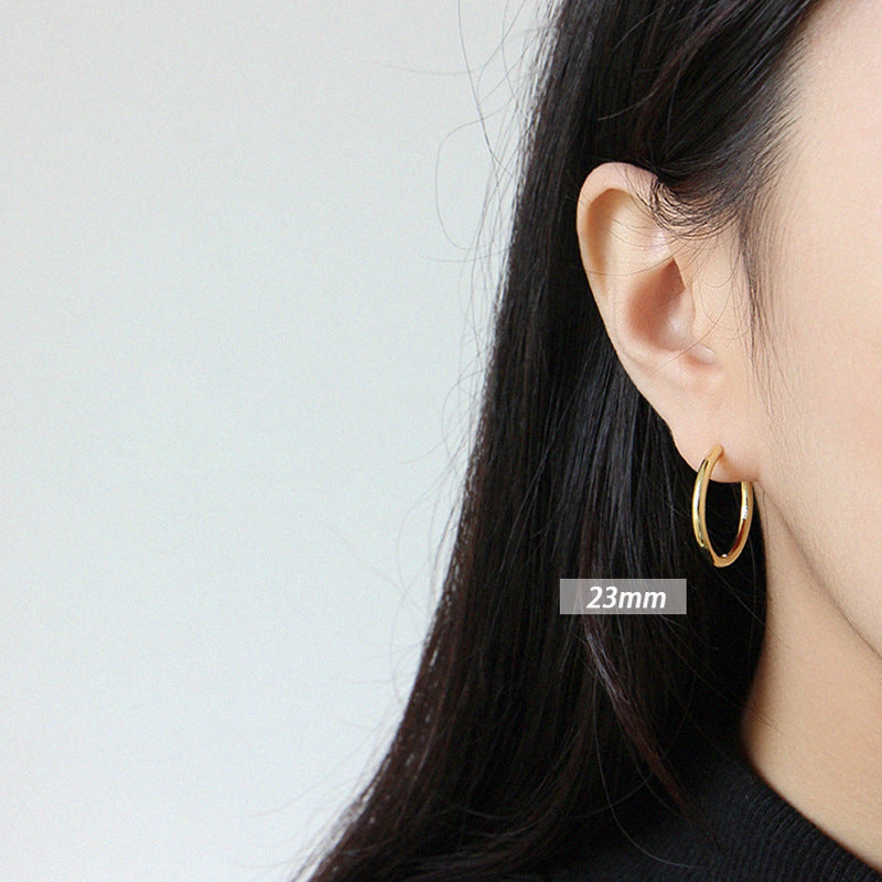 Minimalist Smooth Hoop Earrings – detail view 3