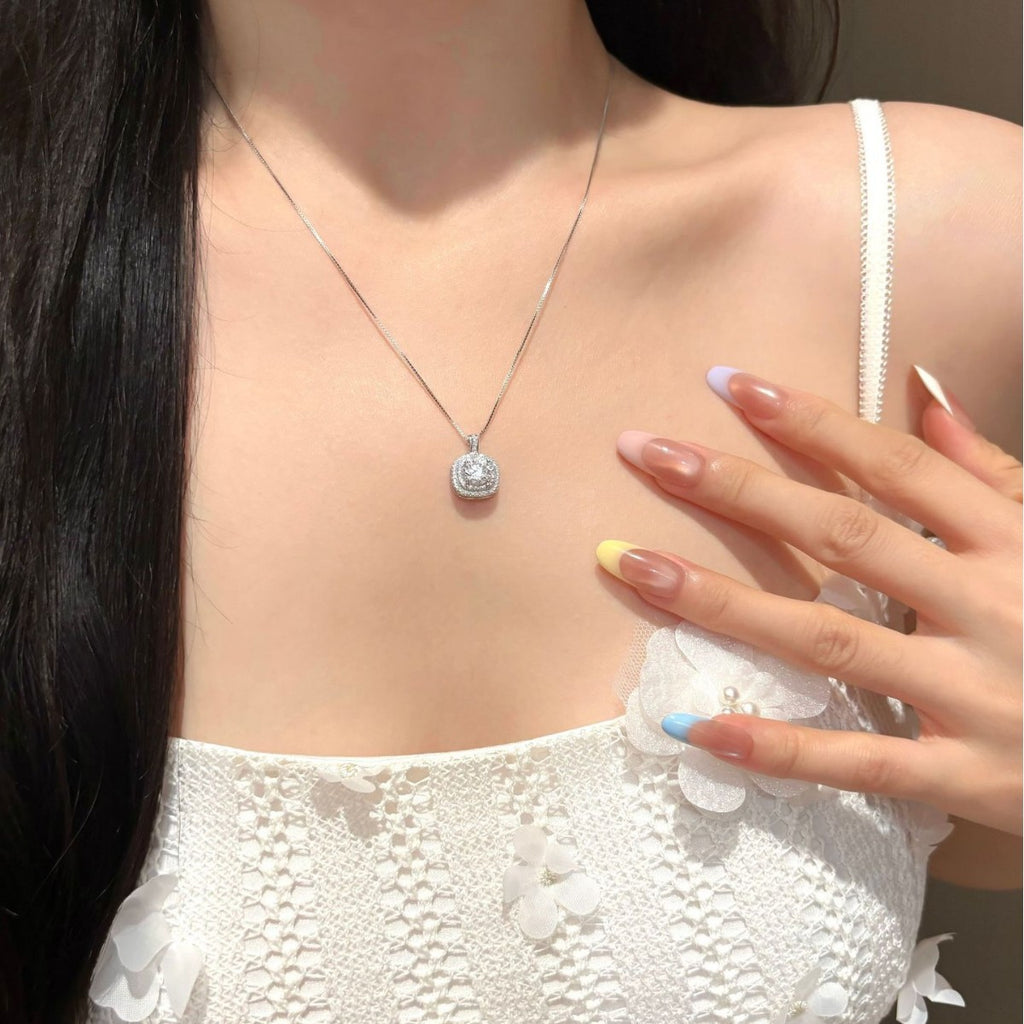 Square-Cut Moissanite Pendant Necklace – detail view 3