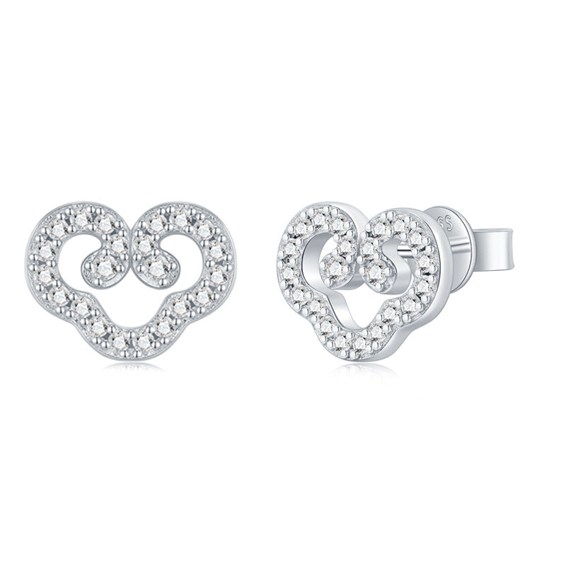 Sweet Heart-Shaped Moissanite Stud Earrings – detail view 3