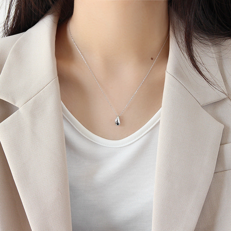 Minimalist Teardrop Pendant Necklace – detail view 3