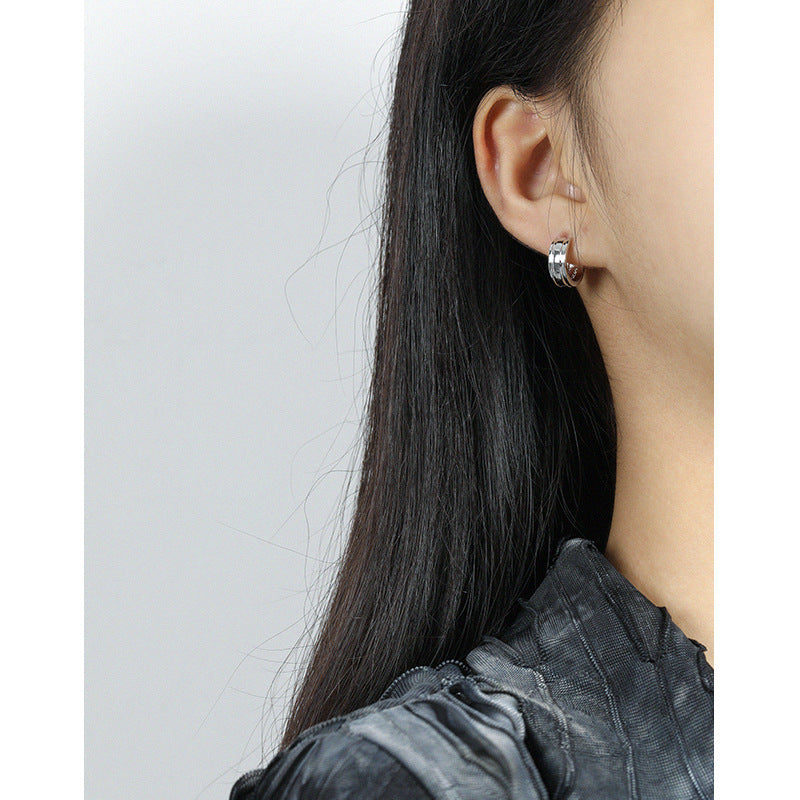 Minimalist Triple Ridge Hoop Earrings – detail view 3