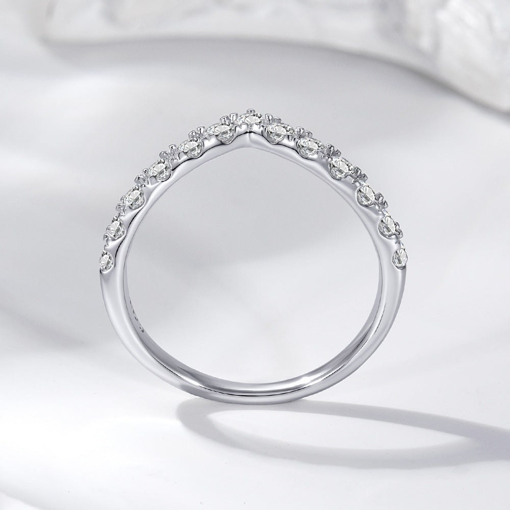 V Shape Moissanite Band Ring – detail view 3