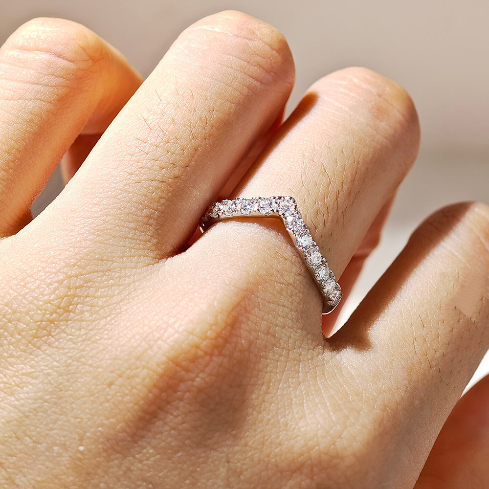 V Shape Moissanite Band Ring – image 4