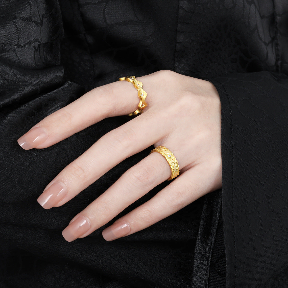 Matte Wavy Stone-Accented Open Ring – detail view 3